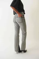 Jean de denim recto, color gris lavado, con pretina con trabillas y bolsillos delanteros y traseros.