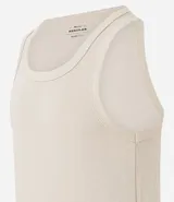 Musculosa de hombre color beige, de algodón acanalado, sin estampa y con cuello redondo.