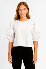 Remera blanca de algodón con mangas abullonadas y corte a la base.