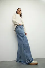 Jean ancho de algodón con diseño de degradé en el bajo, cómodo y moderno.