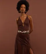 Vestido largo marrón de malla de poliéster con elastano, escote halter, espalda abierta, breteles finos y textura agujerada con forro.