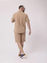 Camisa de manga corta color negro, confeccionada en lino y poliéster.