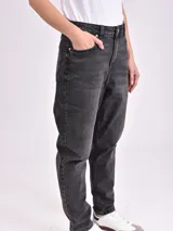 Pantalón jean negro de tiro alto, corte amplio y tobillos ajustados.