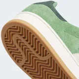 Championes Adidas Campus 00s color verde con las tres tiras laterales en blanco.
