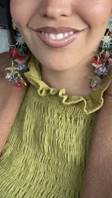 Blusa marrón de muselina de algodón con elástico en el escote, puños y espalda.