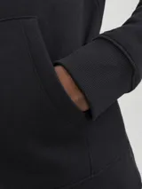 Canguro negro de manga larga con capucha, bolsillo tipo canguro y corte relajado.
