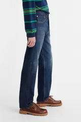 Pantalón de jean azul de corte recto, con tiro medio y cierre de botones.
