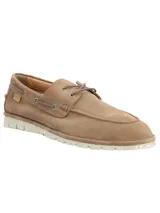 Mocasín beige de cuero con cordones y suela blanca.