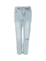 Pantalón de jean celeste claro con rotura en la rodilla, corte recto y diseño de cinco bolsillos.