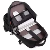 Mochila negra con bolsillo frontal vertical y capacidad para notebook. Incluye bolsillos laterales de rejilla, además de una faja y un bolsillo en la espalda para sujetarla a la valija.