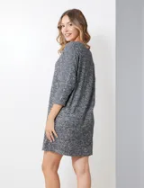 Vestido corto gris melange de tejido soft, con escote en V y mangas 3/4 japonesas en tejido rib.