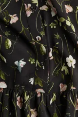 Vestido corto de viscosa con estampado floral, corte holgado, cuello mao, botones frontales, mangas globo largas con abertura y botón en los puños, y costura fruncida en la falda para un efecto evasé.