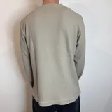 Buzo negro de micropanal con cuello redondo y mangas largas.