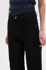 Pantalón de jean negro con glitter, corte recto y tiro alto.