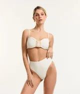 Bikini blanco con textura, compuesto por corpiño con breteles finos y detalle de hebilla con perlas, y bombacha tipo hot pants.