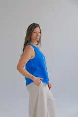 Musculosa azul de lino con cuello redondo y sisas amplias.