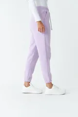 Pantalón de felpa gris con puños y cintura ajustable, cómodo y versátil.