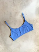 Top deportivo verde oliva con breteles finos y escote redondo.