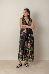 Vestido largo rojo con estampado floral, escote en V y vivos negros.