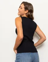 Musculosa celeste en tejido acanalado, con cuello a la base y sin mangas.