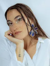 Par de aros con forma de flor azul de terciopelo, contorneada con strass y cierre a presión de acero inoxidable.
