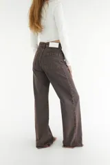 Pantalón de jean color marrón con corte recto y ruedo desflecado.