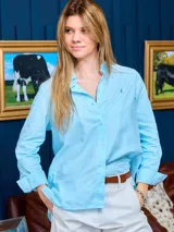 Camisa celeste a rayas verticales blancas, de corte clásico y mangas largas. Confeccionada en algodón.