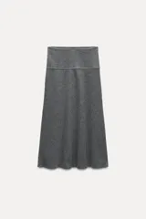 Falda midi gris de tiro alto con cintura elástica y corte evasé.