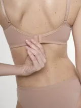 Soutien color piel, sin aro ni relleno, con breteles finos regulables.