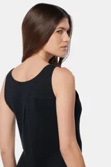 Musculosa celeste con cuello redondo, corte recto, botones frontales y bolsillo de parche en el pecho.