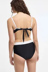 Conjunto de bikini negro de lycra con top deportivo y bombacha de tiro alto.