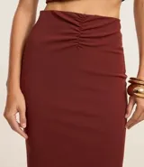 Pollera midi ajustada color borgoña, confeccionada en bengalina con fruncidos delanteros.