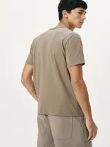 Remera azul marino de corte slim y mangas cortas.