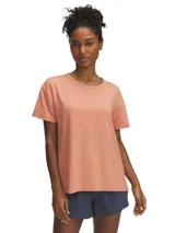 Remera deportiva color lila de manga corta con logo pequeño estampado en el pecho.