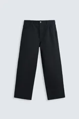 Pantalón de jean negro de corte amplio, con cinco bolsillos y cierre frontal con botones.