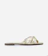 Sandalias planas mule metalizadas con puntera cuadrada y tiras cruzadas.