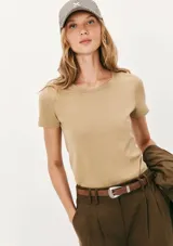 Remera color beige de corte clásico, cuello redondo y mangas cortas.