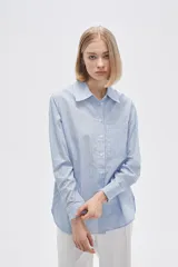 Camisa a rayas verticales rosas y blancas, de algodón, con cuello clásico y cierre frontal con botones.