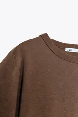 Camiseta marrón de algodón con cuello redondo y mangas cortas.