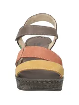 Sandalias de cuero con plataforma y taco de 6 cm. Tiras de cuero color marrón, naranja y amarillo.