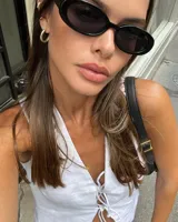 Lentes de sol ovalados con montura carey y lentes marrones con filtro UV400.