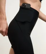 Conjunto deportivo de dos piezas, color fucsia vibrante, compuesto por un top deportivo de escote redondo y una bermuda ciclista de tiro alto.