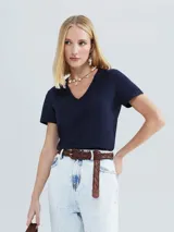 Remera gris de corte clásico, con cuello en V y mangas cortas.
