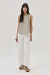 Top de lino metalizado color beige, con escote redondo y sin mangas.