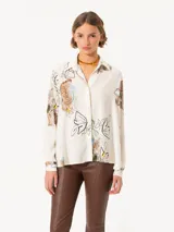 Camisa de manga larga color crema con estampado de tigres y flores.