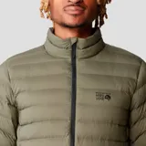 Campera verde oliva de plumas, con cierre frontal, bolsillos laterales con cierre y logo de la marca bordado en el pecho.