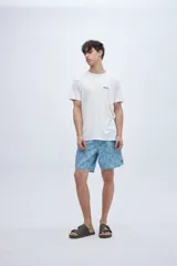 Remera de manga corta color lila con cuello redondo y parche con texto en el pecho.