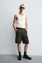 Bermuda cargo de algodón color marrón oscuro, tiro medio, corte regular, con bolsillos laterales de parche con solapa y bolsillos traseros de vivo.