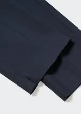 Pantalón skinny crop de tejido fluido, con corte ajustado, dos bolsillos laterales y cierre de cremallera.