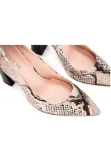 Zapatos de tacón con estampado animal print, punta fina y tacón cuadrado negro.